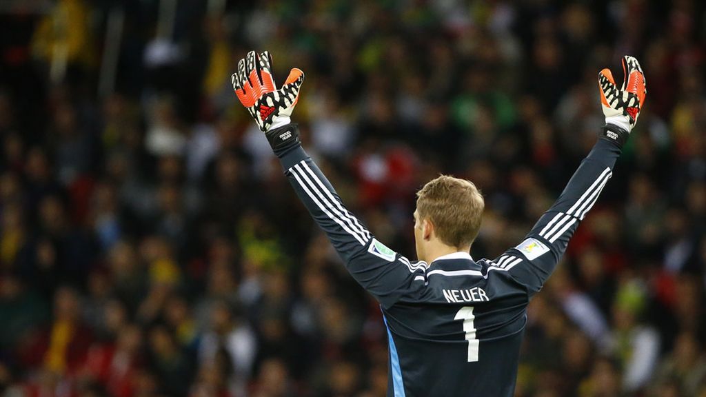 Neuer no se podía creer que sus compañeros fallaran todas las ocasiones