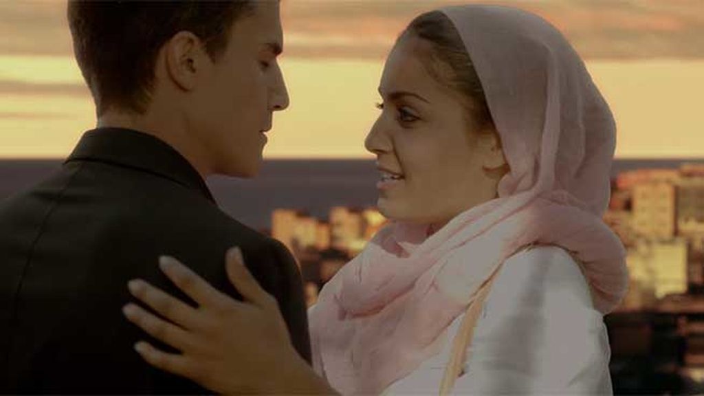 Aunque la atracción entre ambos es evidente, Fátima está prometida