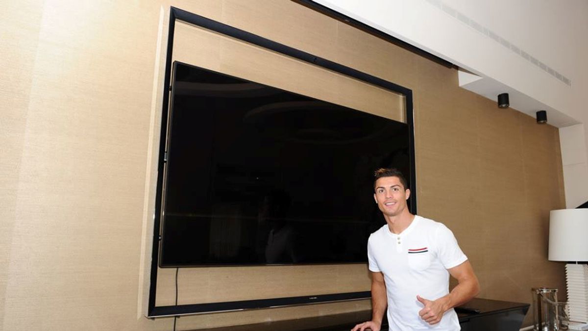 Cristiano Ronaldo con su nueva televisión