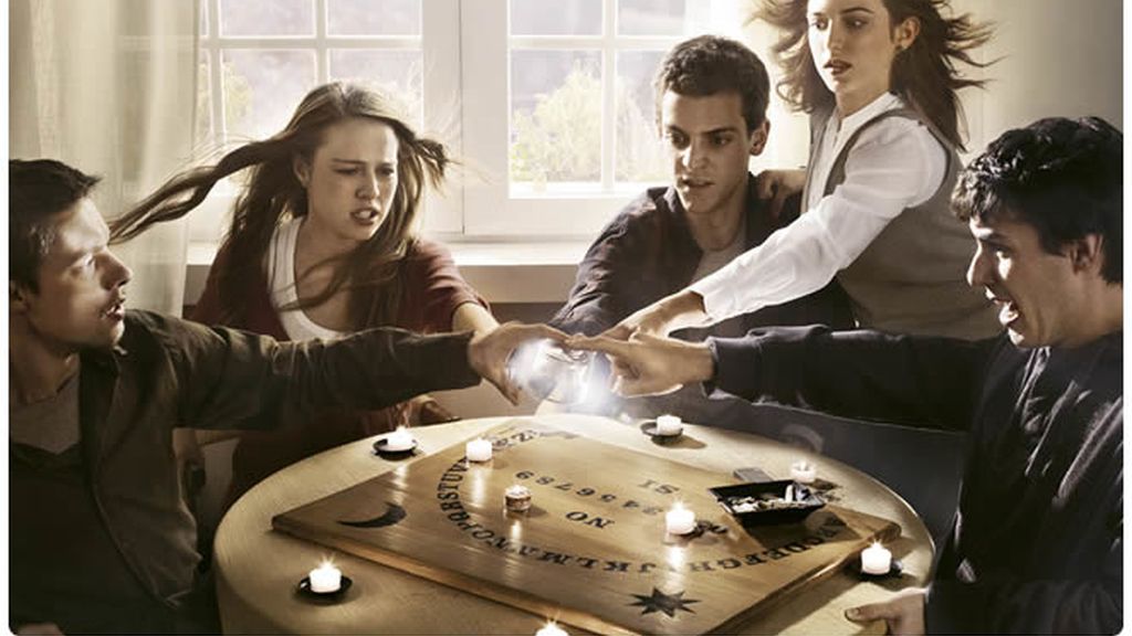 La Ouija les lleva a sentir fuertemente la presencia de espíritus