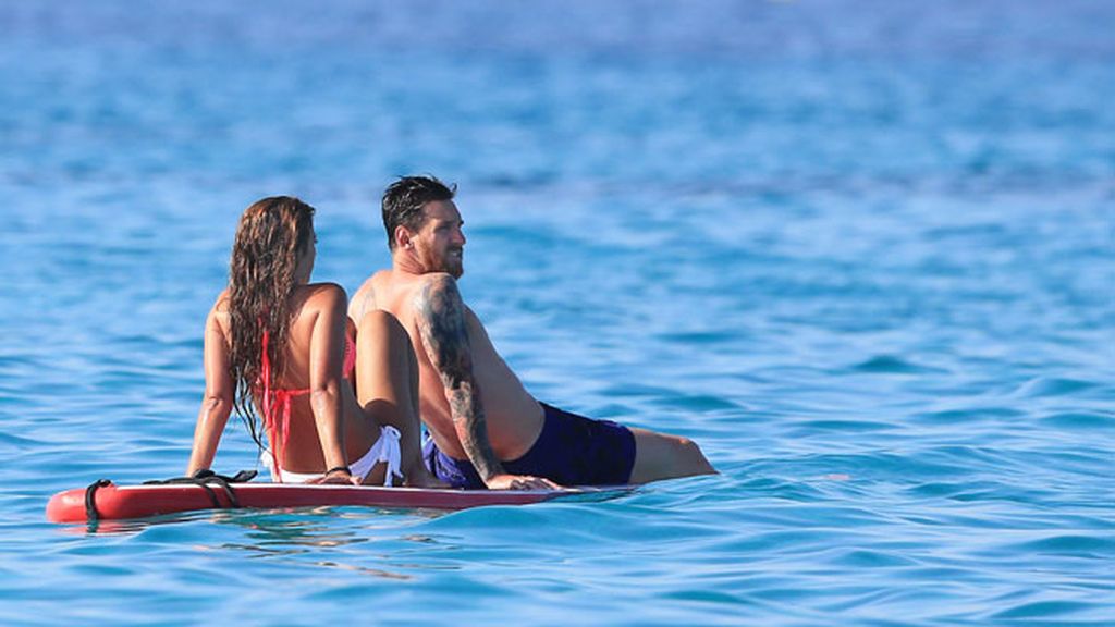 Su chica, Antonella Roccuzzo, y su hijo pequeño también están en el barco