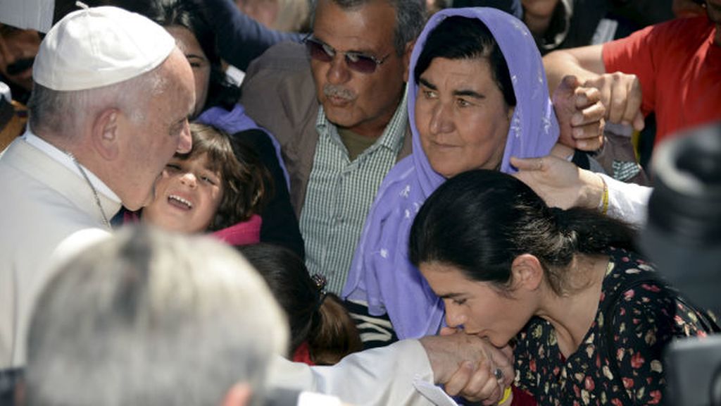 Refugiados dan la bienvenida al Papa en Lesbos