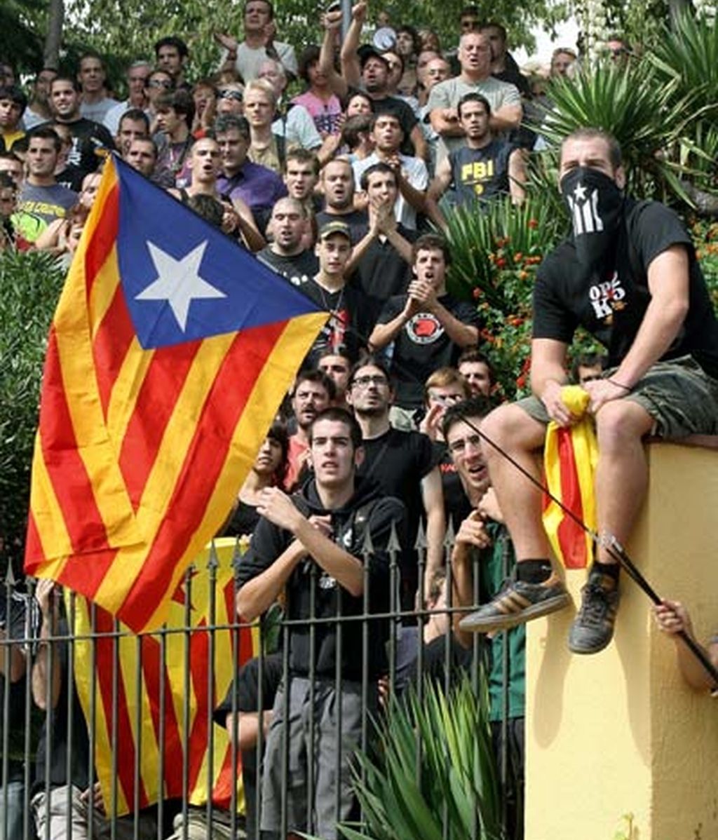 Independentistas manifestándose ante los falangistas