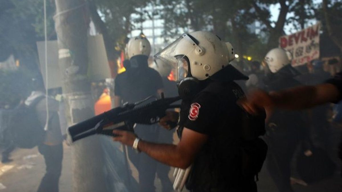 Miles de turcos se enfrentan a la Policía tras el desalojo de la plaza Taksim