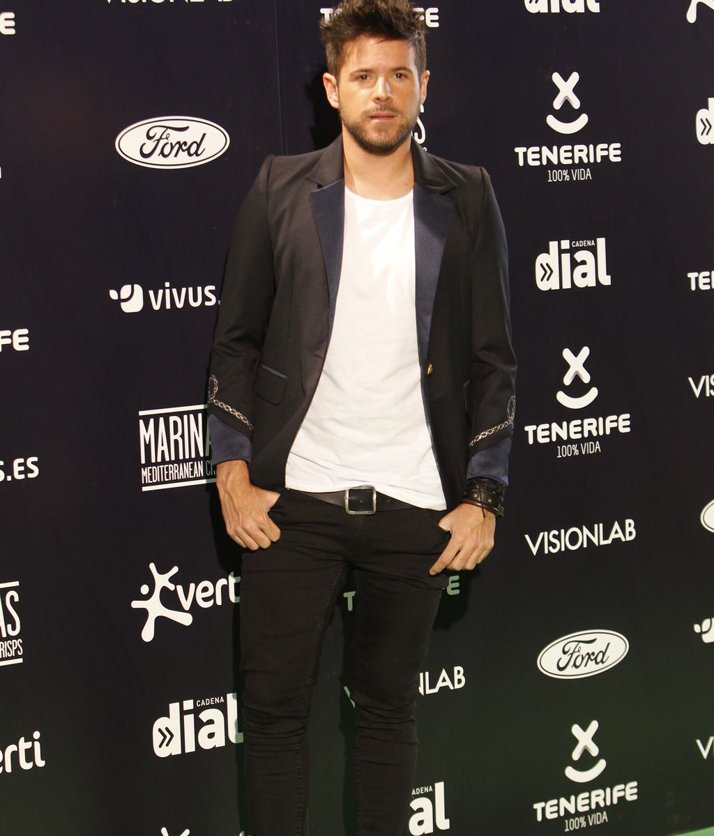 El malagueño Pablo López con camiseta blanca y 'blazer' negra