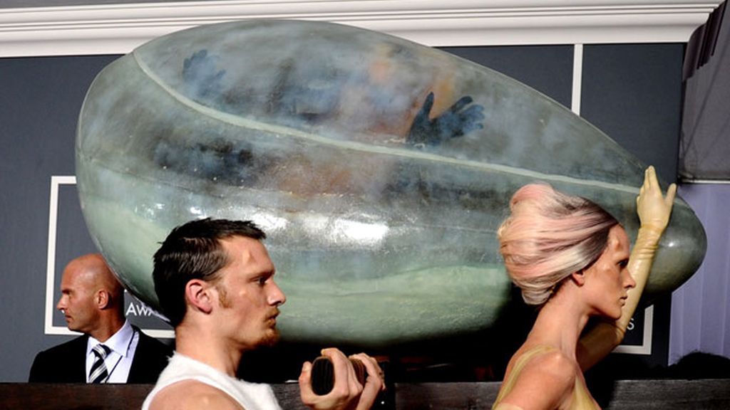 Lady Gaga aparece en los Grammy dentro de un huevo gigante
