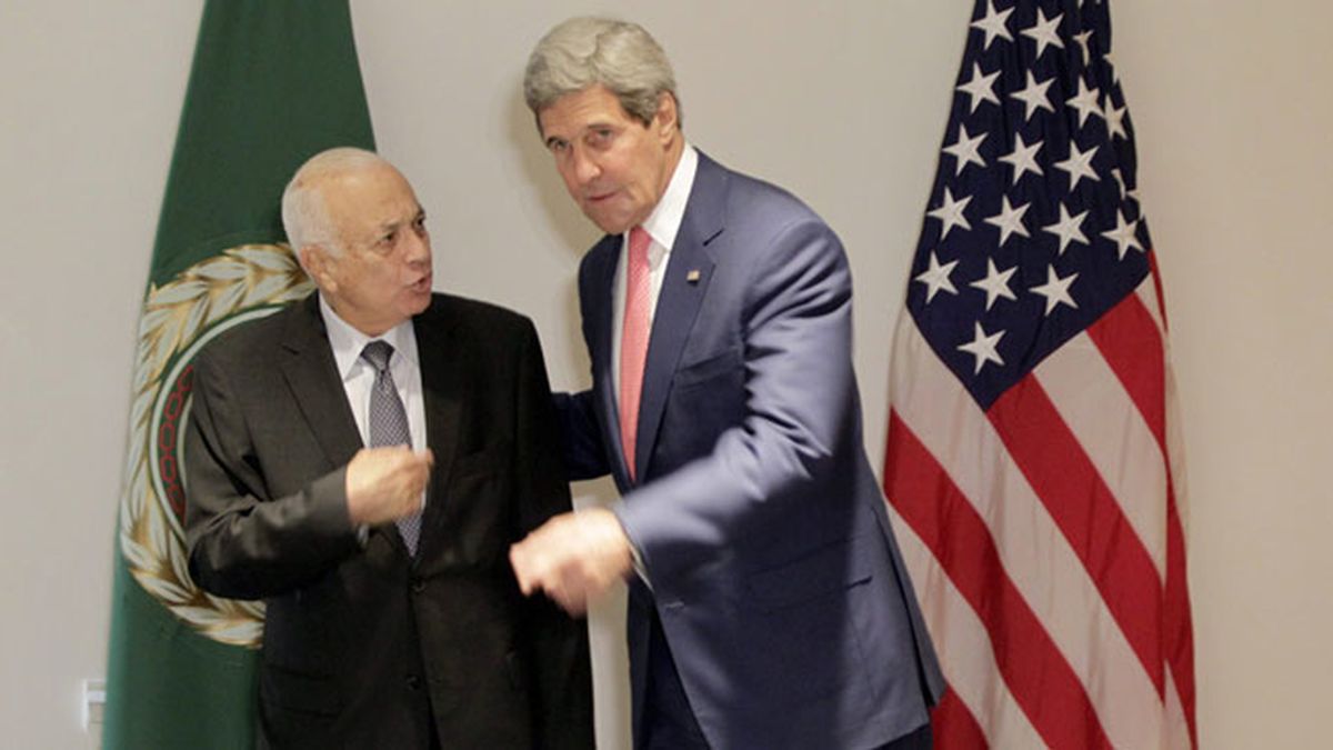 John Kerry con el secretario general de la Liga Árabe, Nabil al-Arabi