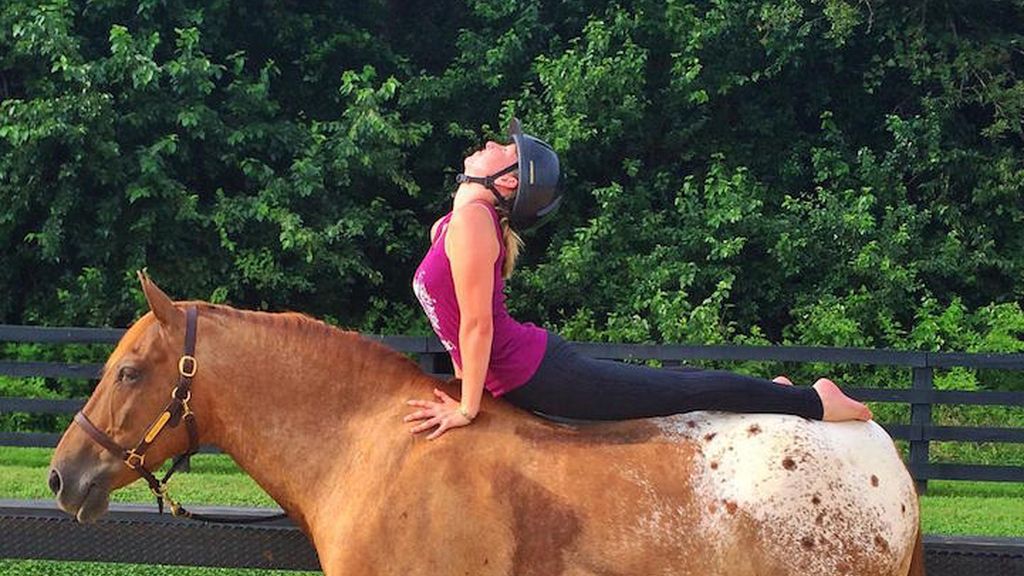 Esta joven demuestra que se puede hacer yoga encima de un caballo