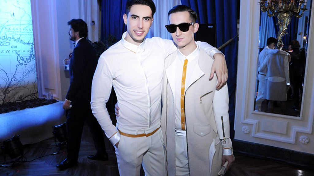 Rompiendo el protocolo con estos trajes blancos de la colección Will de Davidelfin