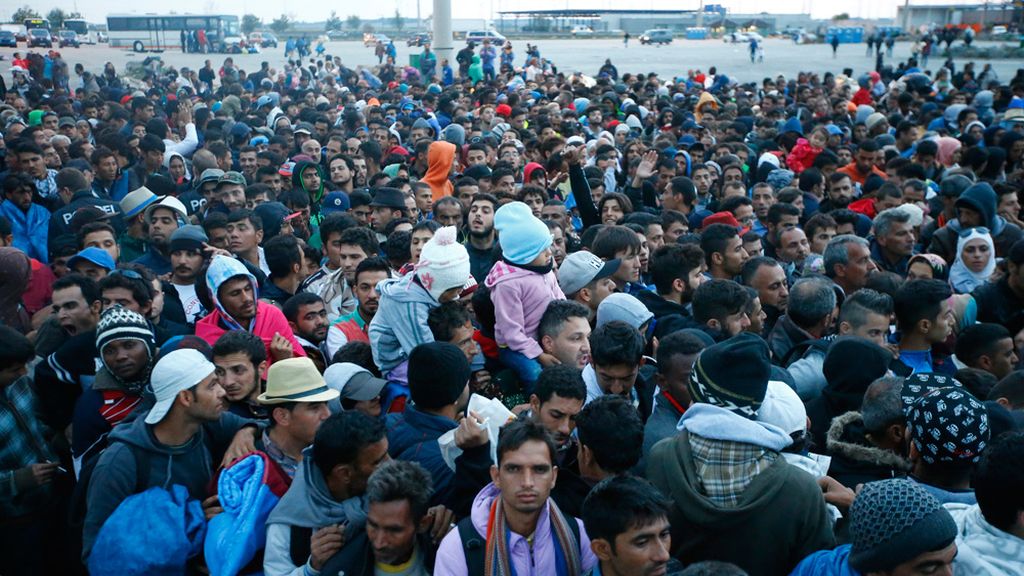 Refugiados luchan por llegar a Budapest Refugiados luchan por llegar a Budapest