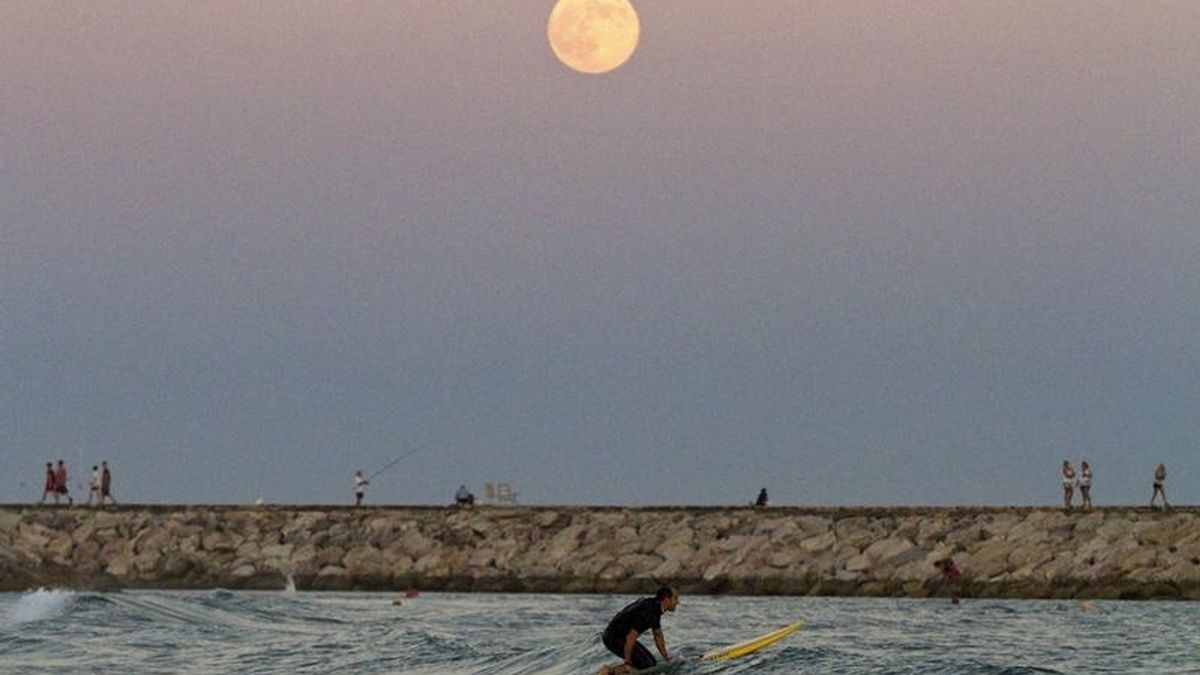 La superluna ilumina el Mediterráneo