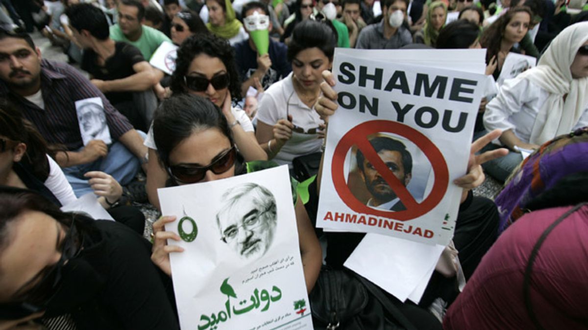 Manifestantes contra el fraude electora iraní