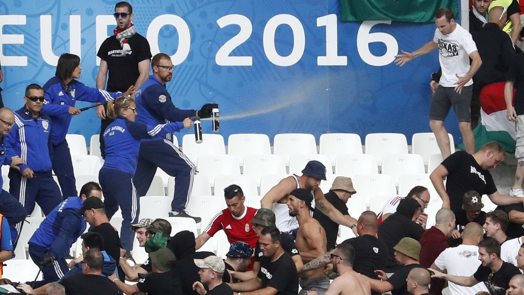 Porras extensibles y gases lacrimógenos para controlar a hooligans húngaros