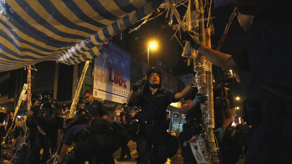 La Policía de Hong Kong retira nuevamente barricadas en la zona de Mong Kok