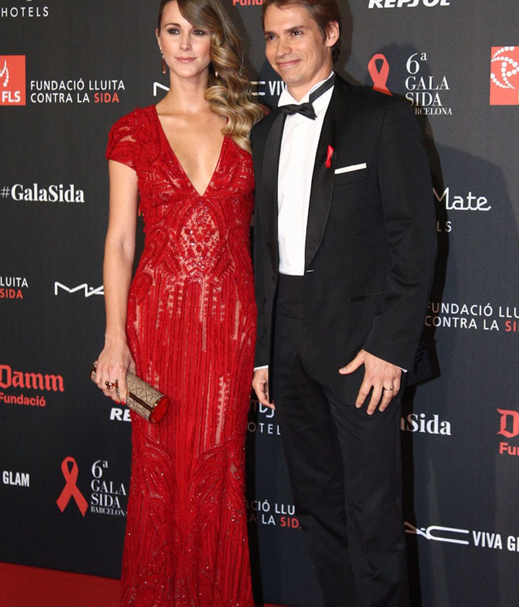 Carlos Baute y su mujer Astrid Klisans espectacular de rojo y transparencias