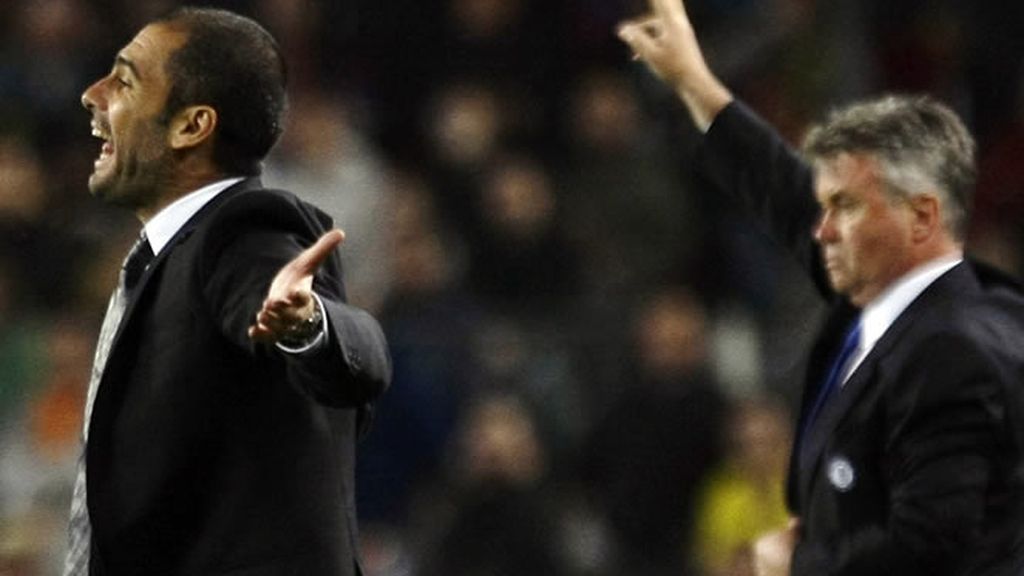 Pep Guardiola da órdenes a sus jugadores Pep Guardiola da órdenes a sus jugadores