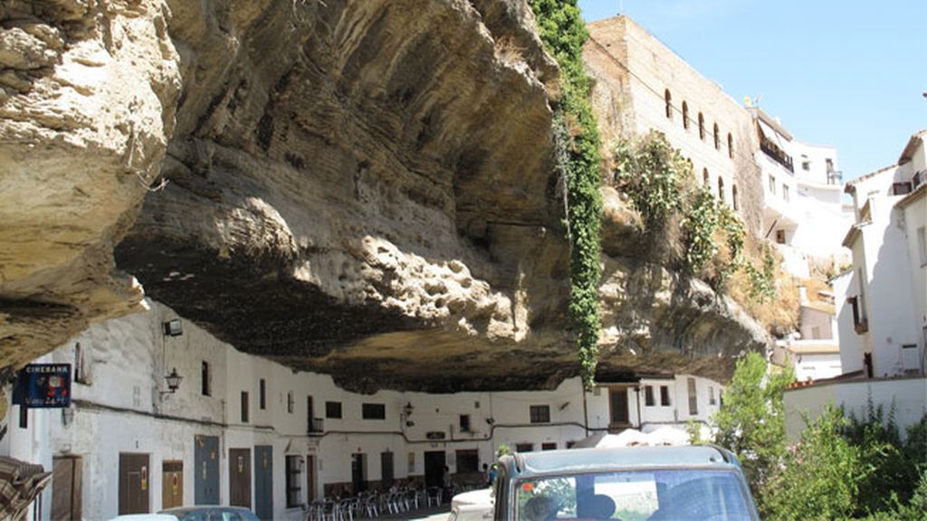 Casas y pueblos construidos bajo las piedras