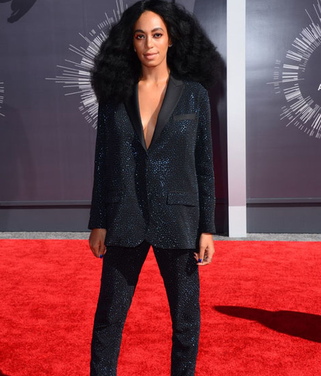 Solange con traje chaqueta y pantalón de H&M