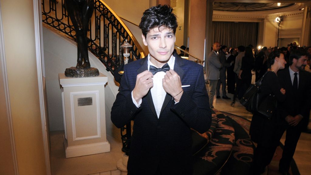El modelo Javier de Miguel lució esmoquin de Tommy Hilfiger