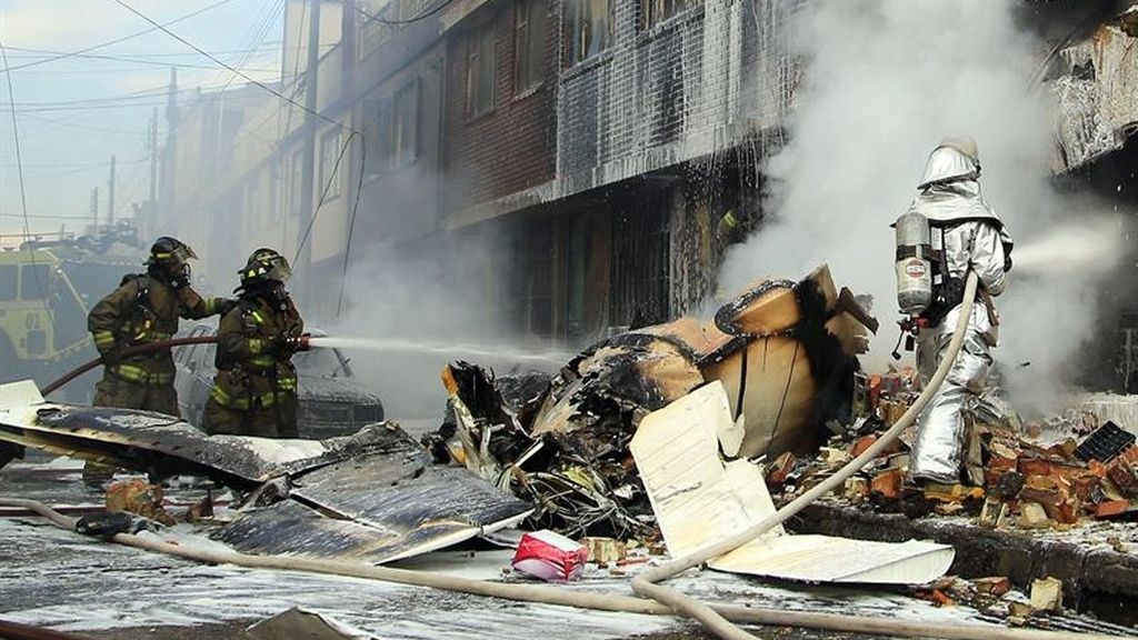 Mueren cinco personas al desplomarse una avioneta sobre un edificio