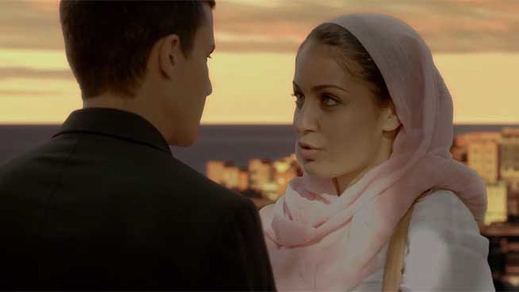 Aunque la atracción entre ambos es evidente, Fátima está prometida