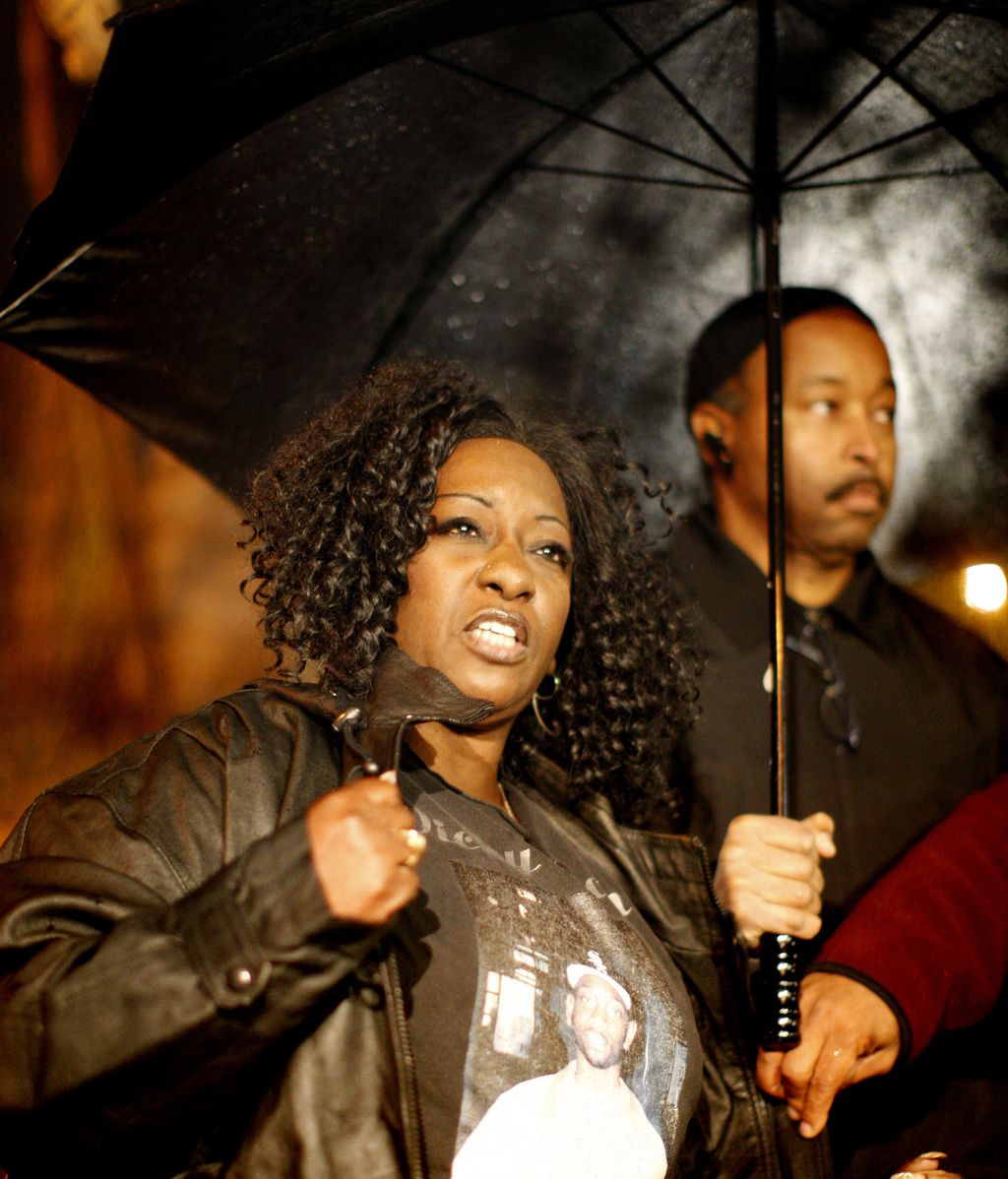 Una mujer muestra durante la vigilia en recuerdo de las víctimas de Connecticut