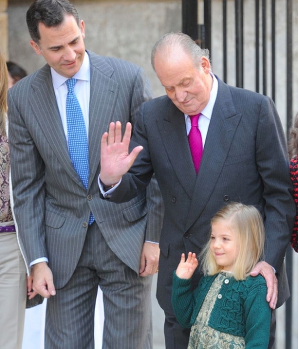 Letizia radiante y Cristina ausente en la misa de Pascua