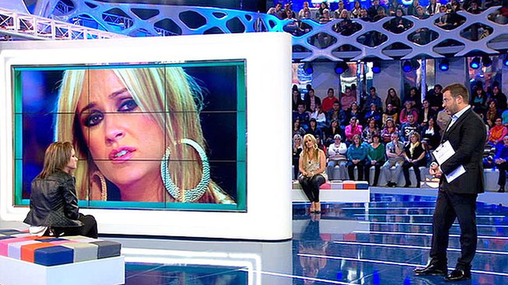 Verónica, la madre de José María, le ha entregado a La Húngara una camiseta con la foto de su hijo