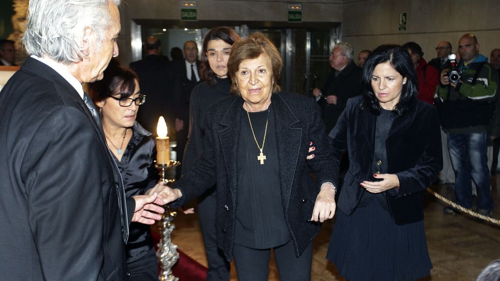 Isabel Páez a su llegada a la capilla ardiente de su marido