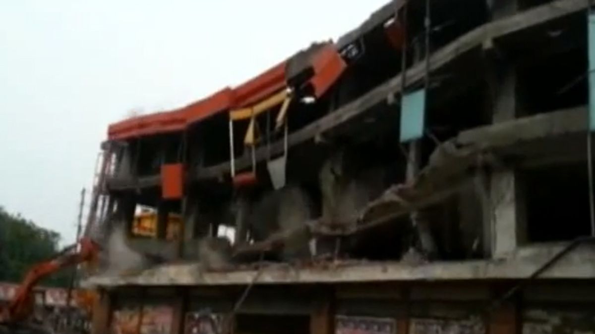 Demolición con gente en su interior, Meerut, India