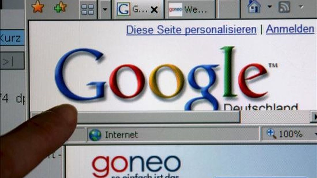 Un dedo señala un monitor que señala el buscador Google y el proveedor "Goneo". EFE/Archivo