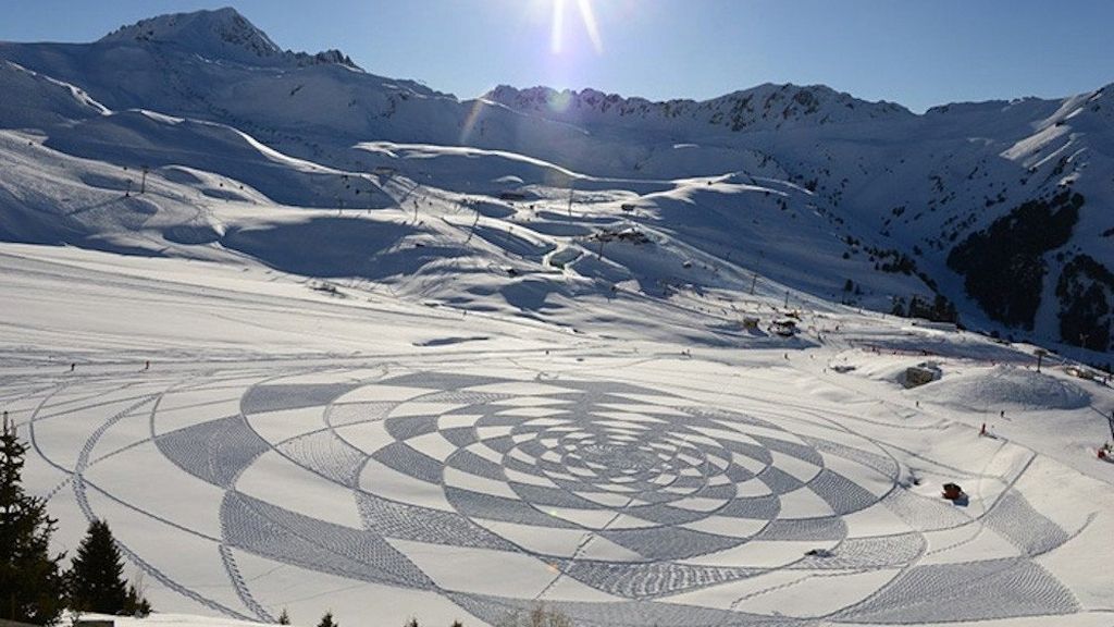 Gigantescos diseños en la nieve creados con los pies