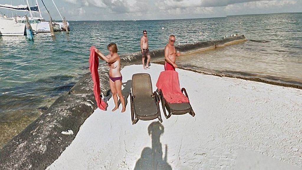 Mujer fotografiada en topless