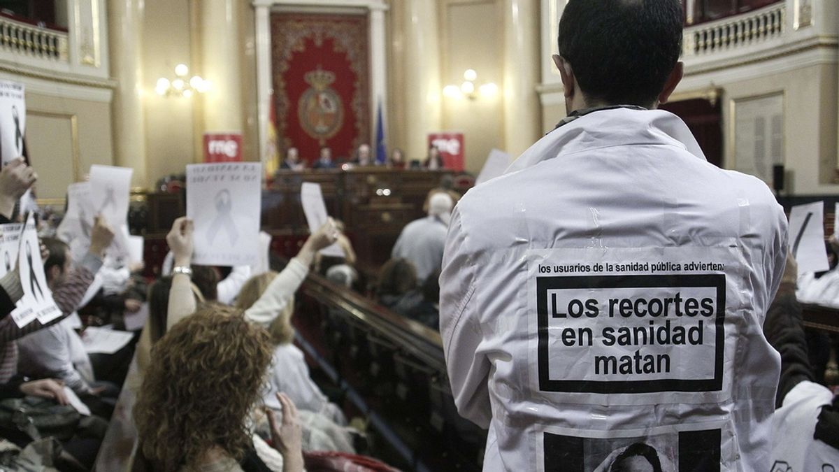 Los sanitarios madrileños toman la Asamblea regional en la jornada de puertas abiertas