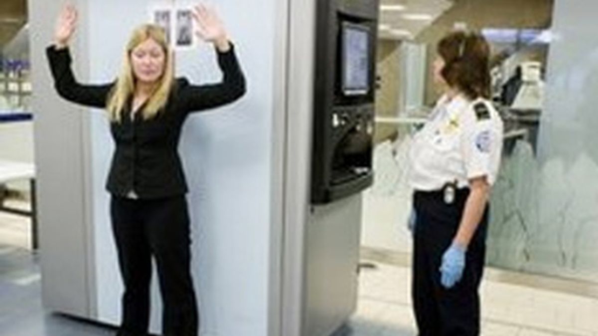 Imagen de una mujer sometida a un escáner corporal en un aeropuerto de EEUU. Foto: AP
