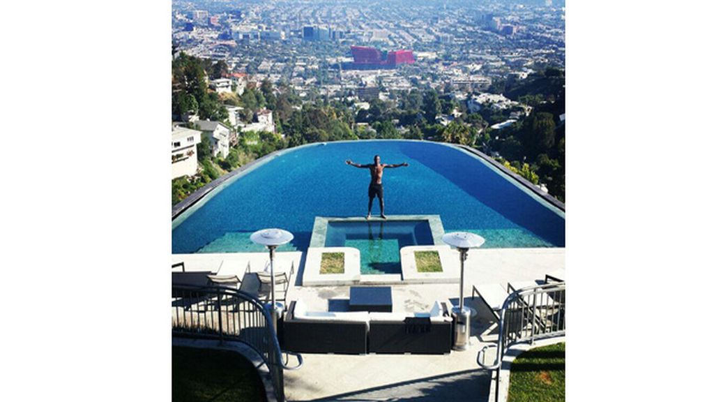 Eric Abidal en una piscina de Los Ángeles