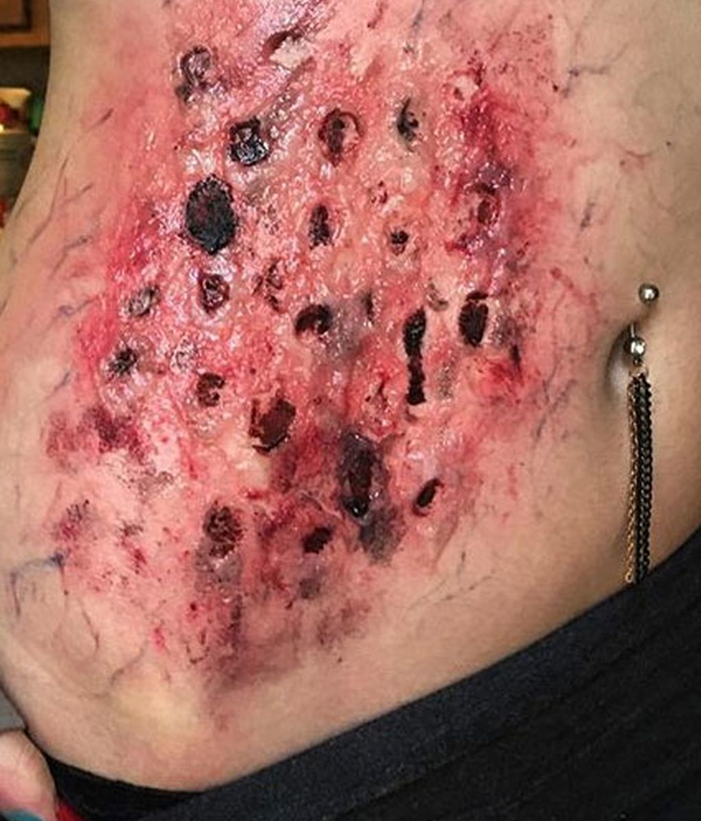 Tiffany Baze  consigue de forma autodidacta looks escalofriantes