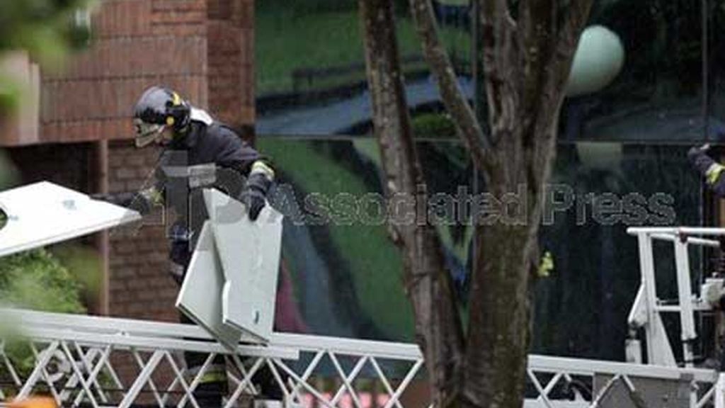 Los bomberos en las inmediaciones del atentado