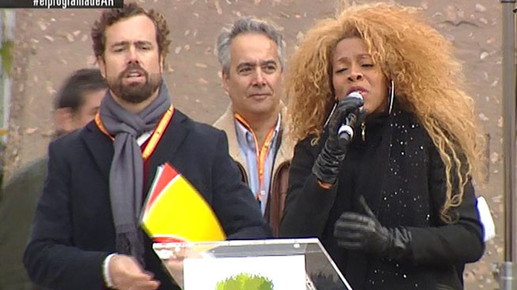 Recién expulsada de ‘La Voz’, Yanela cantó el himno con la letra de Jon Juriaristi