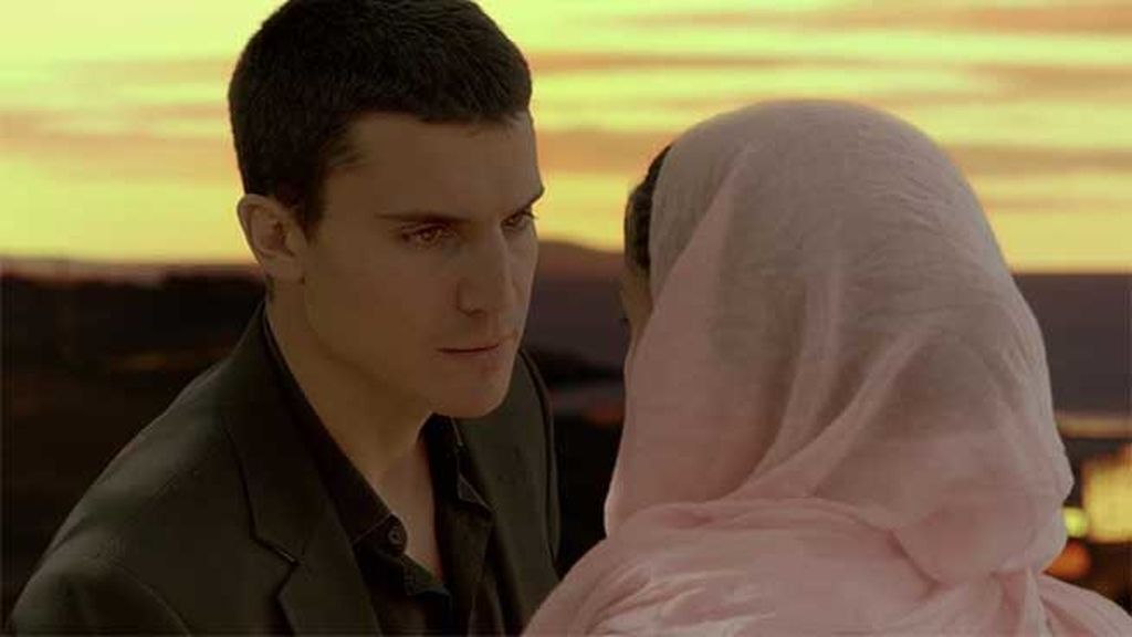 Aunque la atracción entre ambos es evidente, Fátima está prometida