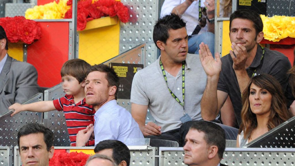 Xabi Alonso lleva a su hijo Jon al tenis y Cristiano va sin Irina