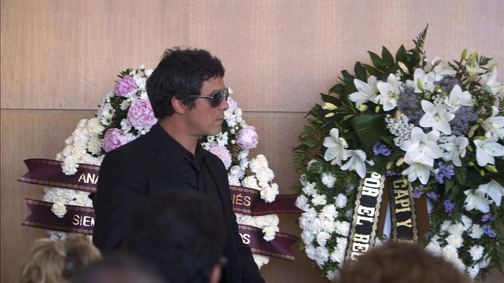 Alejandro Sanz, roto de dolor en el funeral de su madre