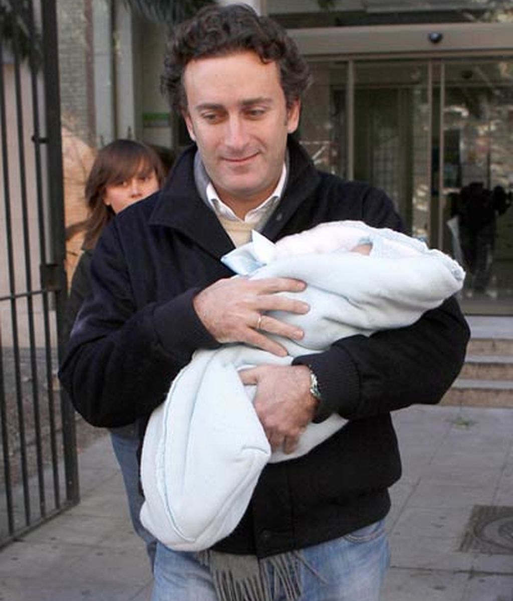 Ana y Alejandro presentan a Alonso, el último miembro del clan Aznar