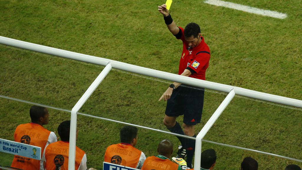 Hasta el banquillo de Costa Rica vio la amarilla