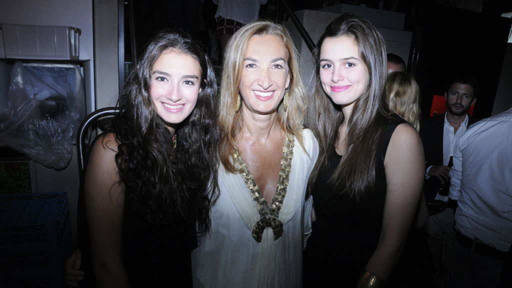 Marta Michel, directora de Yo Dona, junto a Leticia y Paula