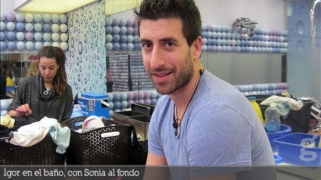 Igor en el baño, con Sonia al fondo