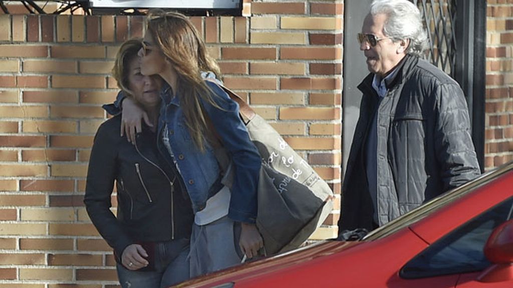 En esa maleta van decenas de velas y 108 bikinis