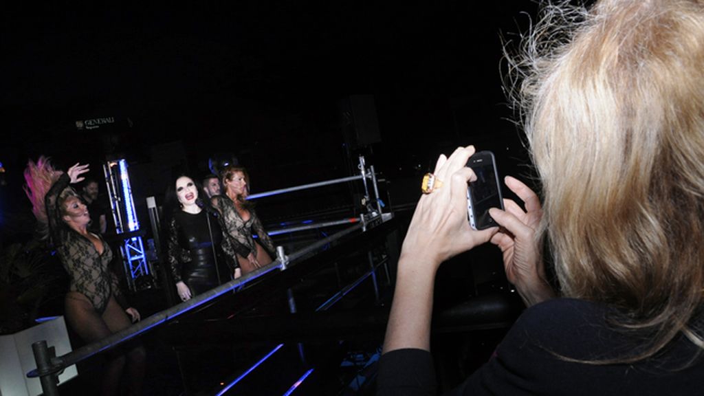 Bibiana Fernández a punto de subir una foto del concierto de Fangoria a su instagram