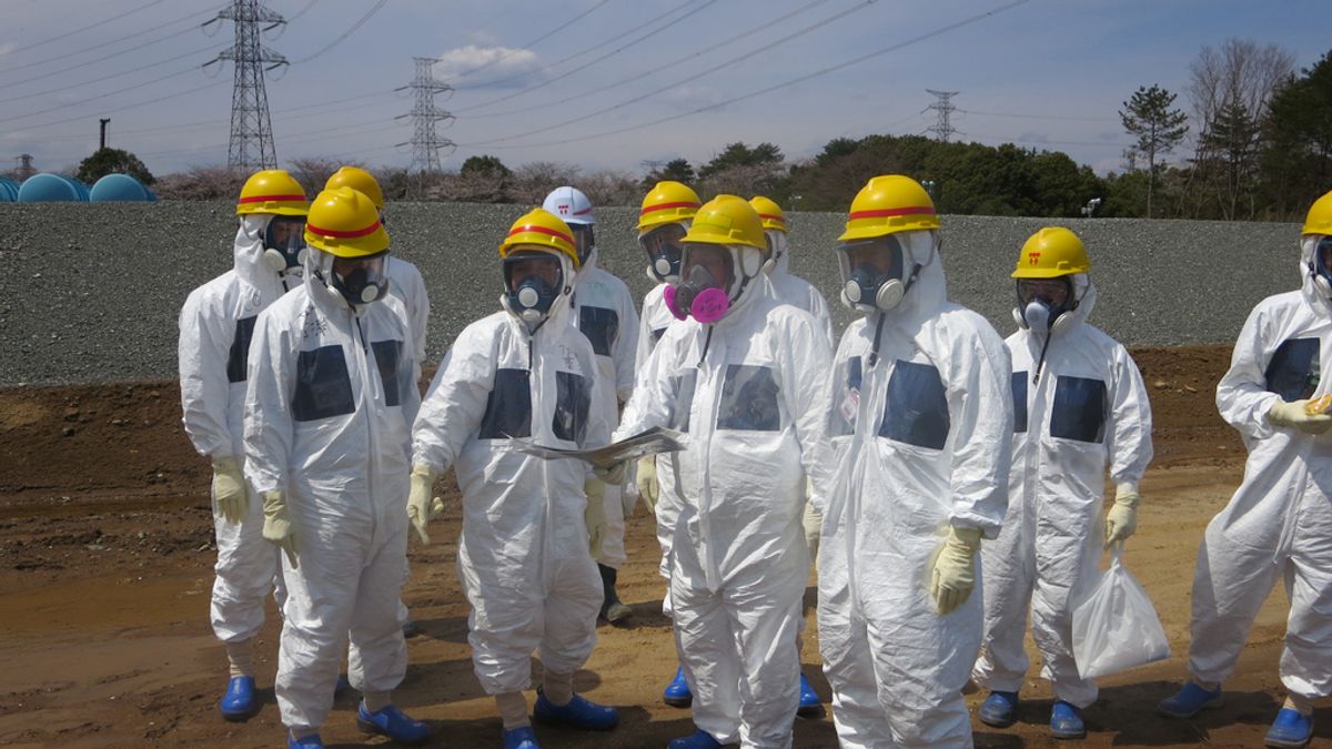 Técnicos de TEPCO que analizan los niveles de radiación en Fukushima