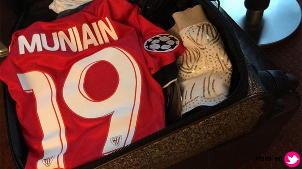 Su vida de WAG le lleva a todos los partidos fuera de casa, siempre con la camiseta del 19